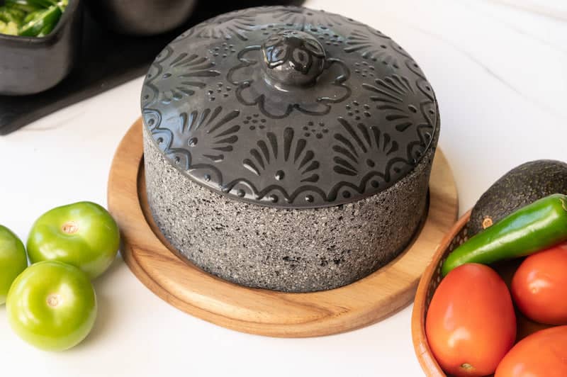 Molcajete Chilmamolli 8 inches with black talavera lid and wooden base - CEMCUI